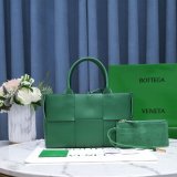 Luxury BOTTEGA VENETA Medium Arco Tote Bag 36CM