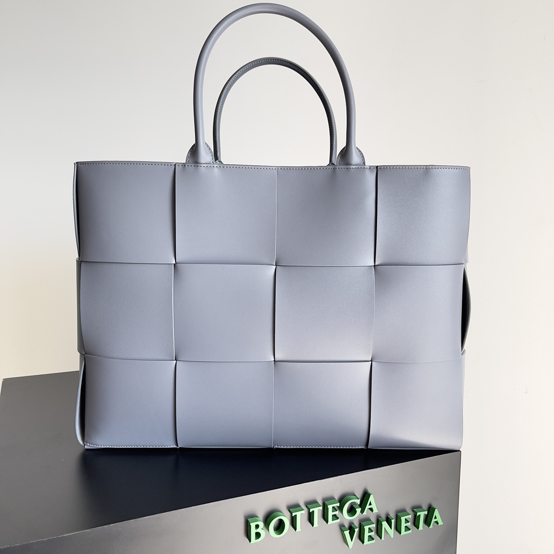 Bottega-Veneta-Large-Arco-Tote-Bag-Lavender.jpg