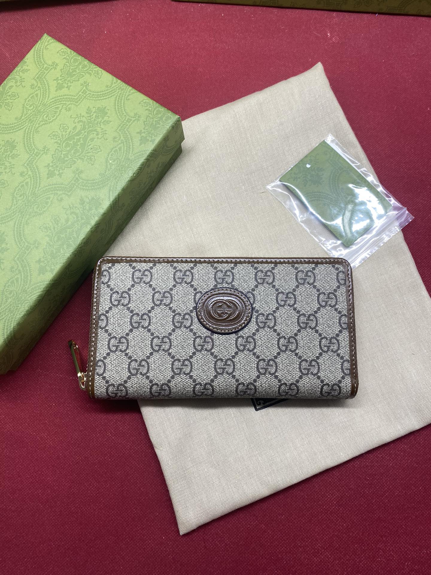 Good-Price-Gucci-Men-Zip-Around-Wallet-with-Interlocking-G-673003-Replica-.jpg