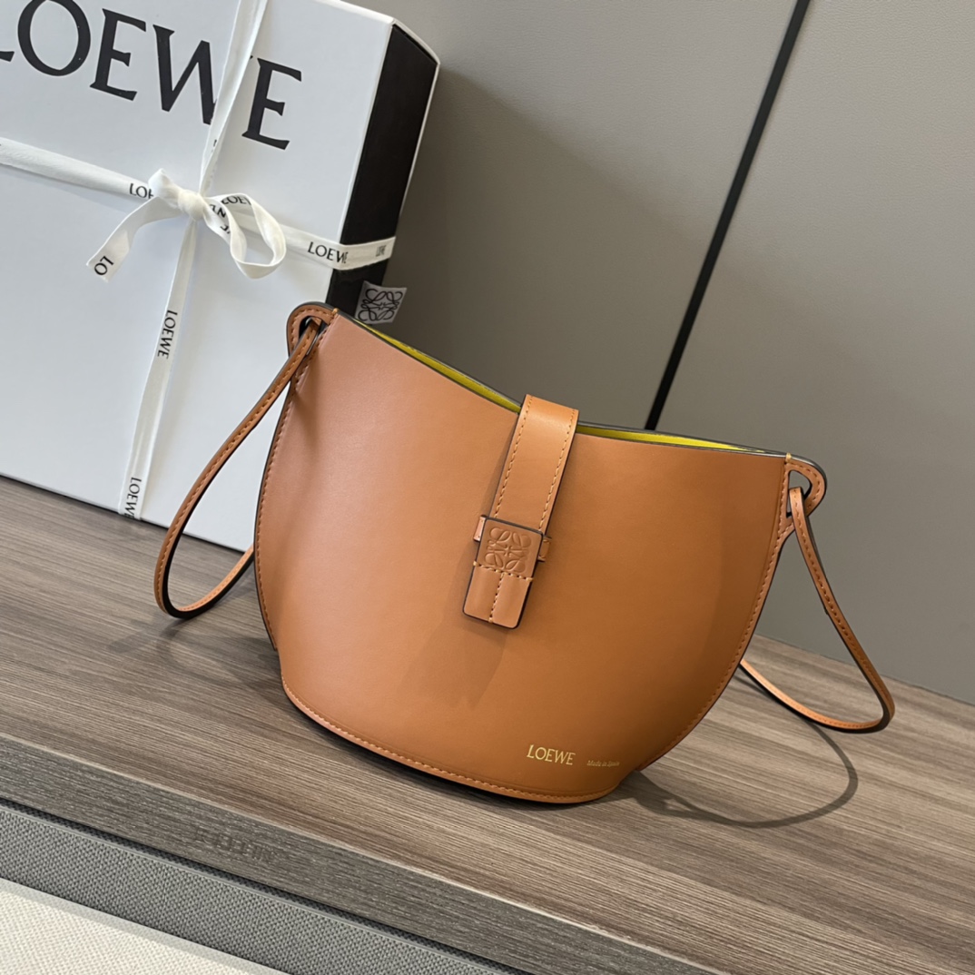 Loewe-Moulded-Bucket-bag-in-Calfskin-Tan.jpg
