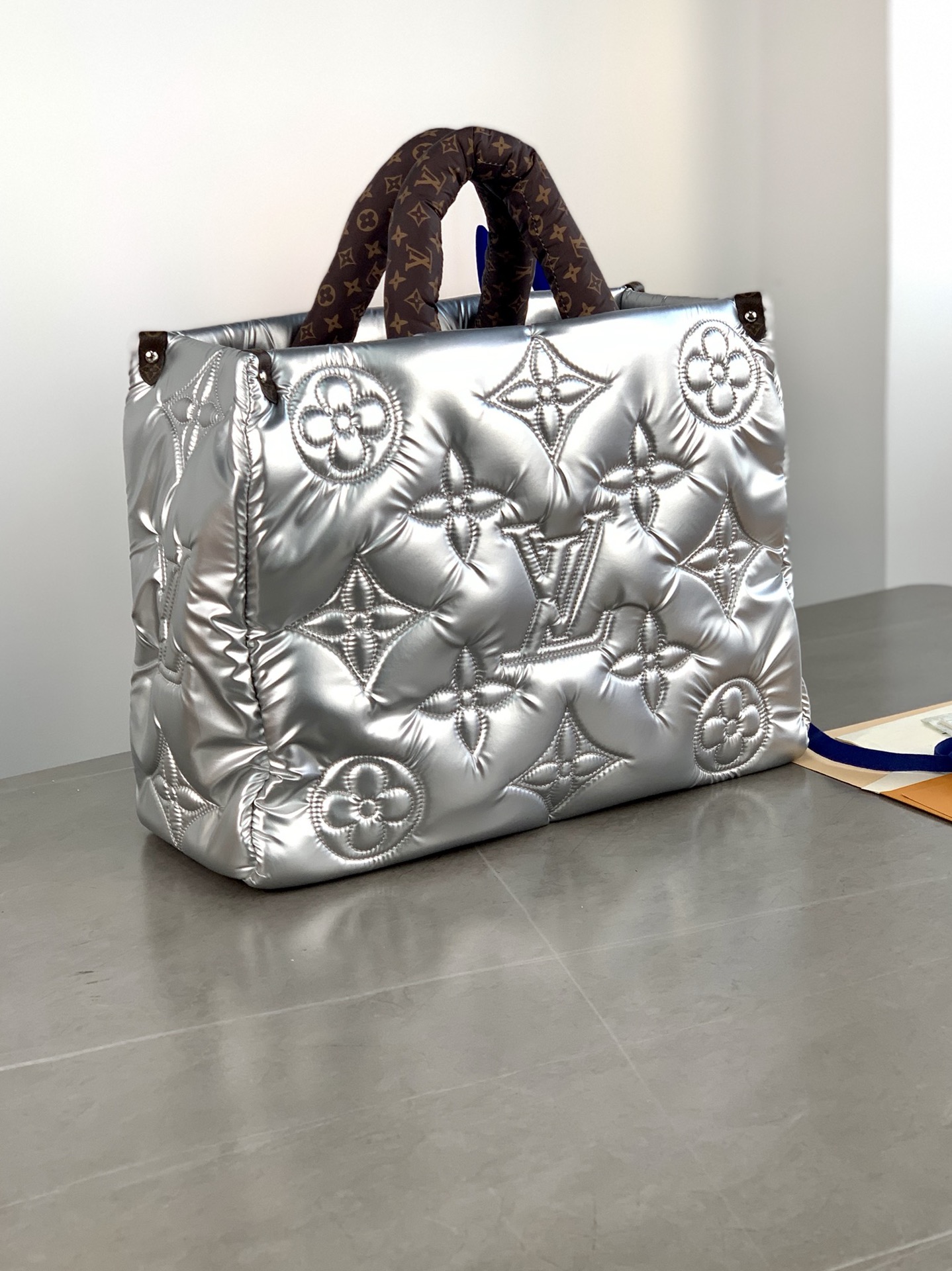 Louis-Vuitton-M21053-ONTHEGO-MM-Recycled-Nylon-Silver.jpg