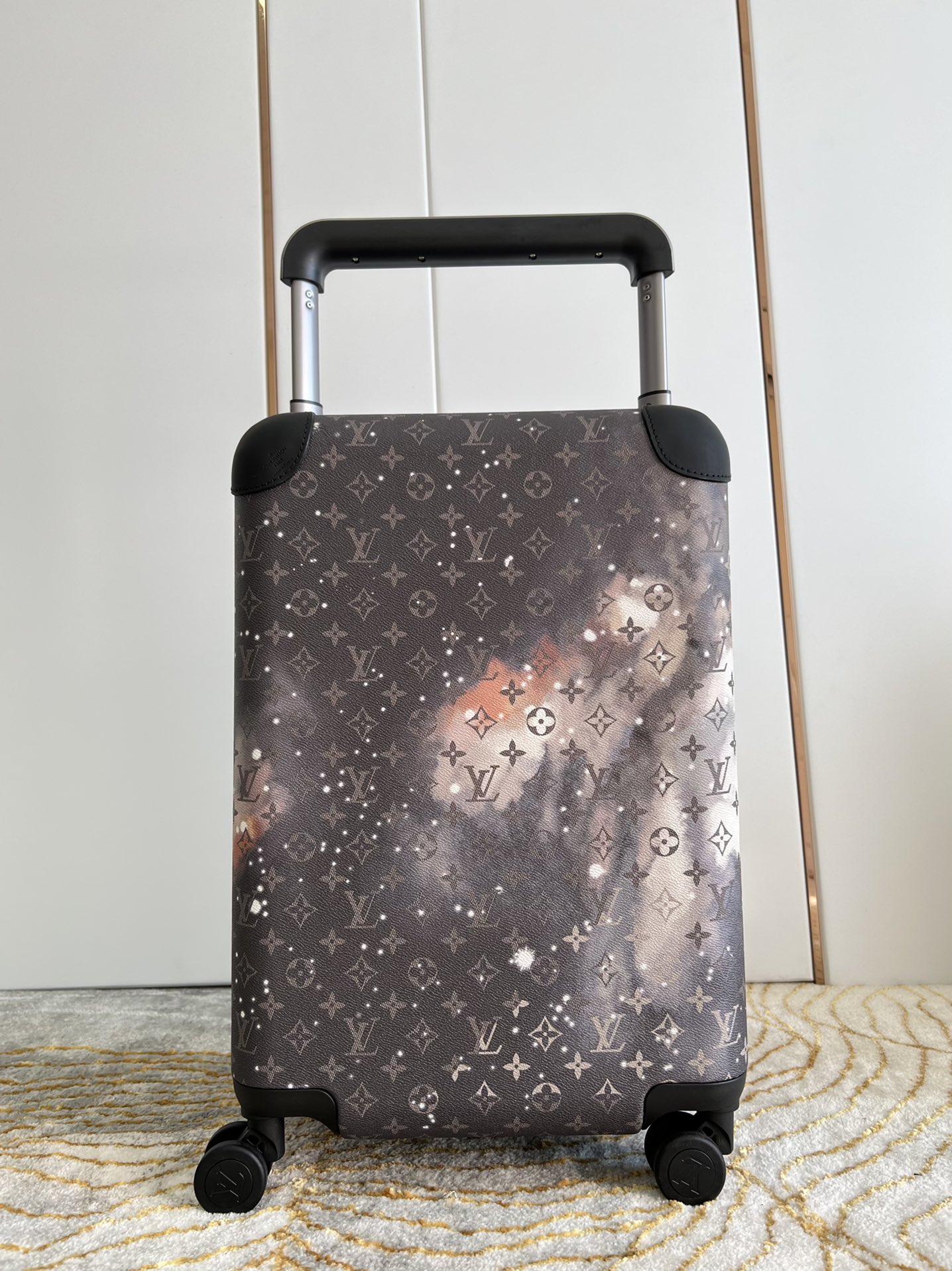 Louis-Vuitton-M44179-Horizon-55-Monogram-Galaxy-.jpg