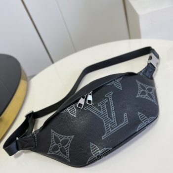 Louis Vuitton Men Monogram Discovery BumBag Bag Black M57289