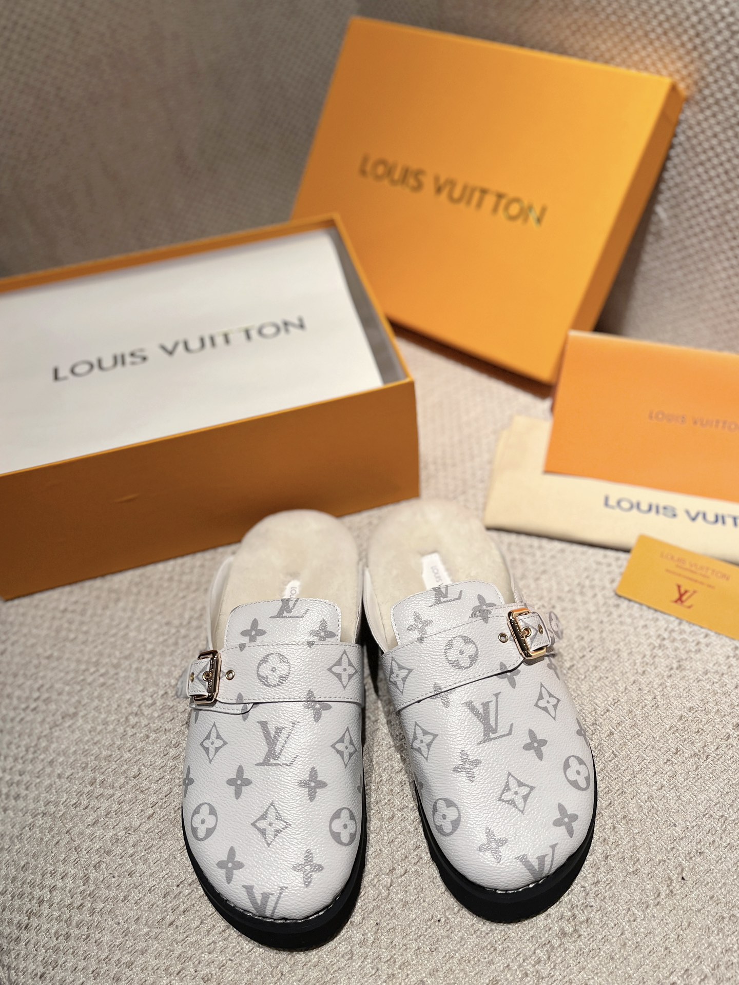 Louis-Vuitton-Wintry-Slipper-Men-and-Women-009-Size-35-45.jpg