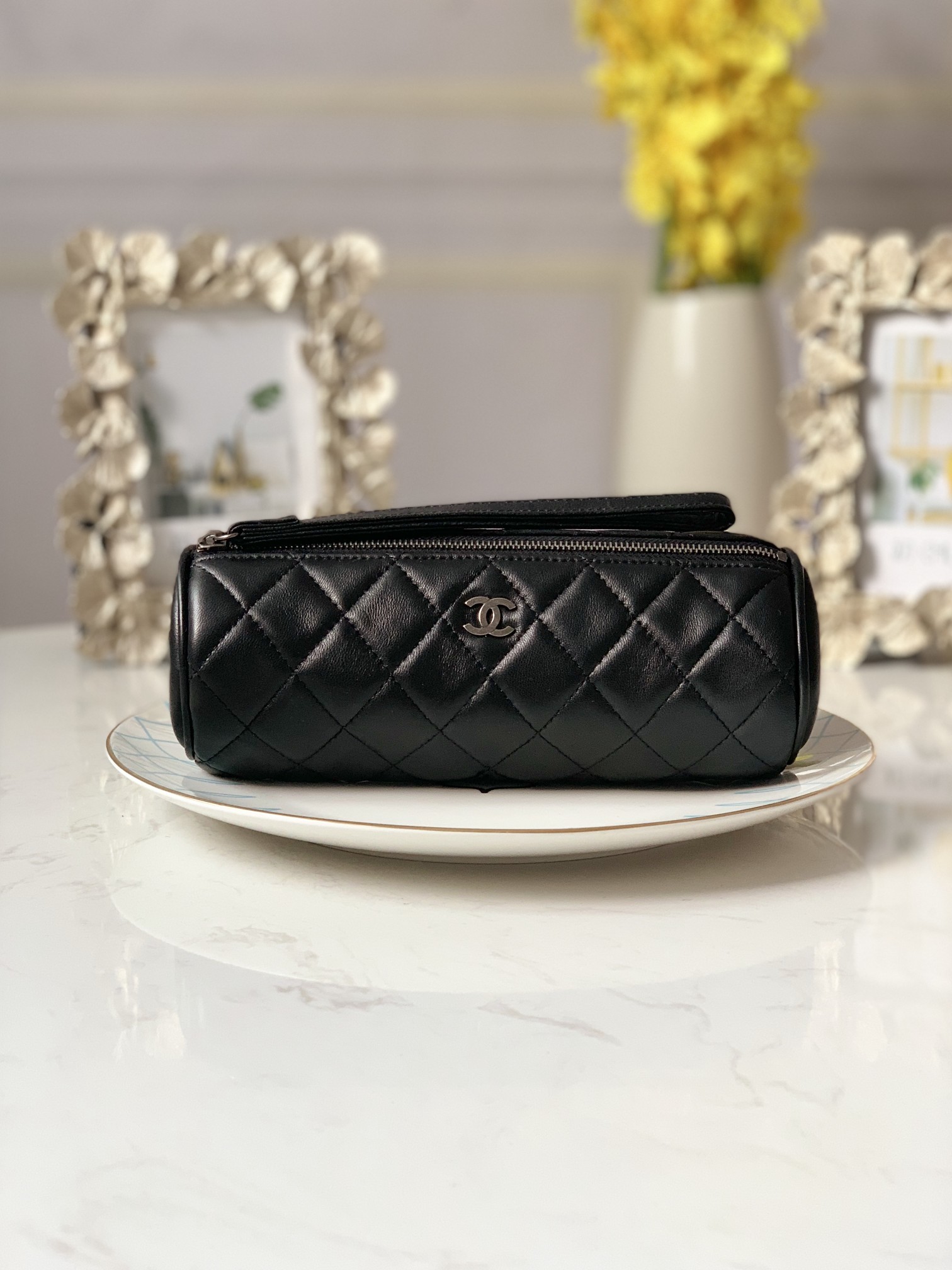 Replica-Chanel-6908-Women-Cosmetic-Bag-Black-Leather.jpg
