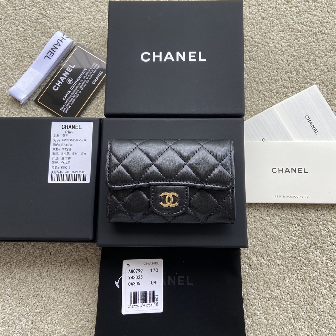 Replica-Chanel-A80799-Quilted-Leather-Flap-Card-Holder-Wallet-Black-Leather-with-Gold-1.jpg