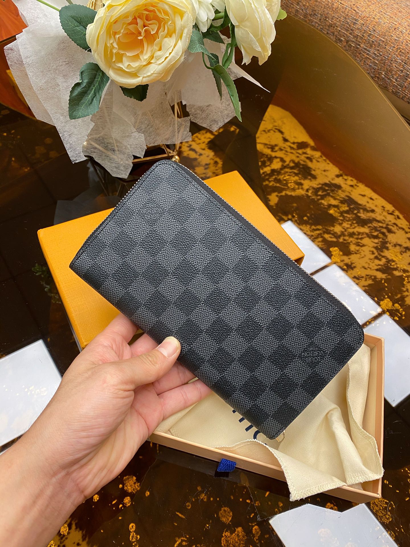 Replica-Louis-Vuitton-M63077-Zippy-Wallet.jpg