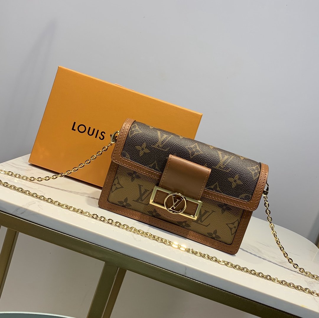 Replica-Louis-Vuitton-M68746-Dauphine-Chain-Wallet.jpg