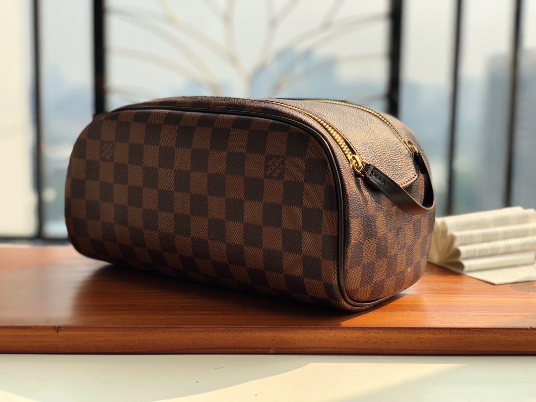 Replica-Louis-Vuitton-N47527-King-Size-Toiletry-Bag-Damier-Ebene.jpg