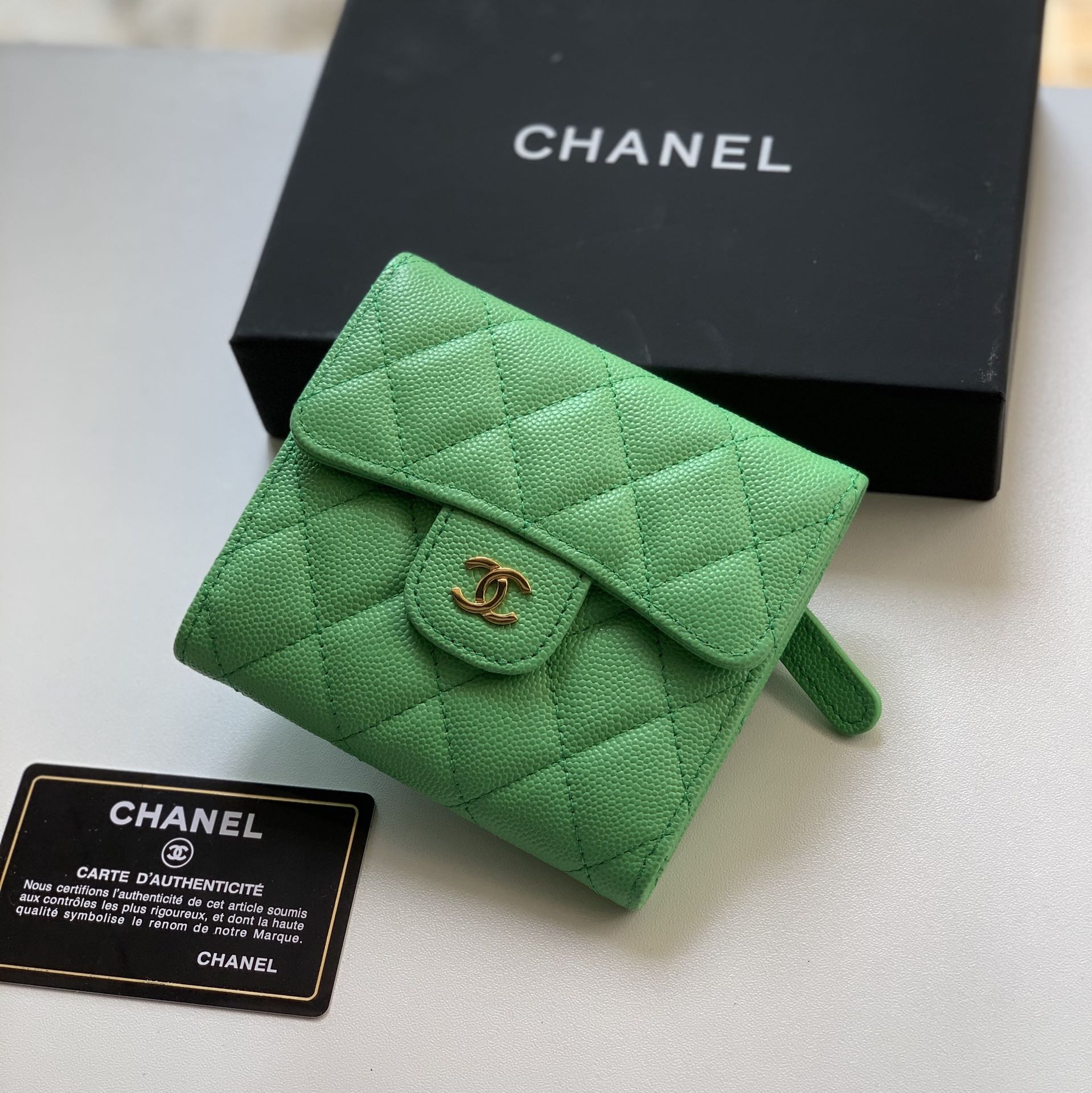 Top-Quality-Chaenl-82288-Classic-Small-Flap-Wallet-Green-With-Gold.jpg