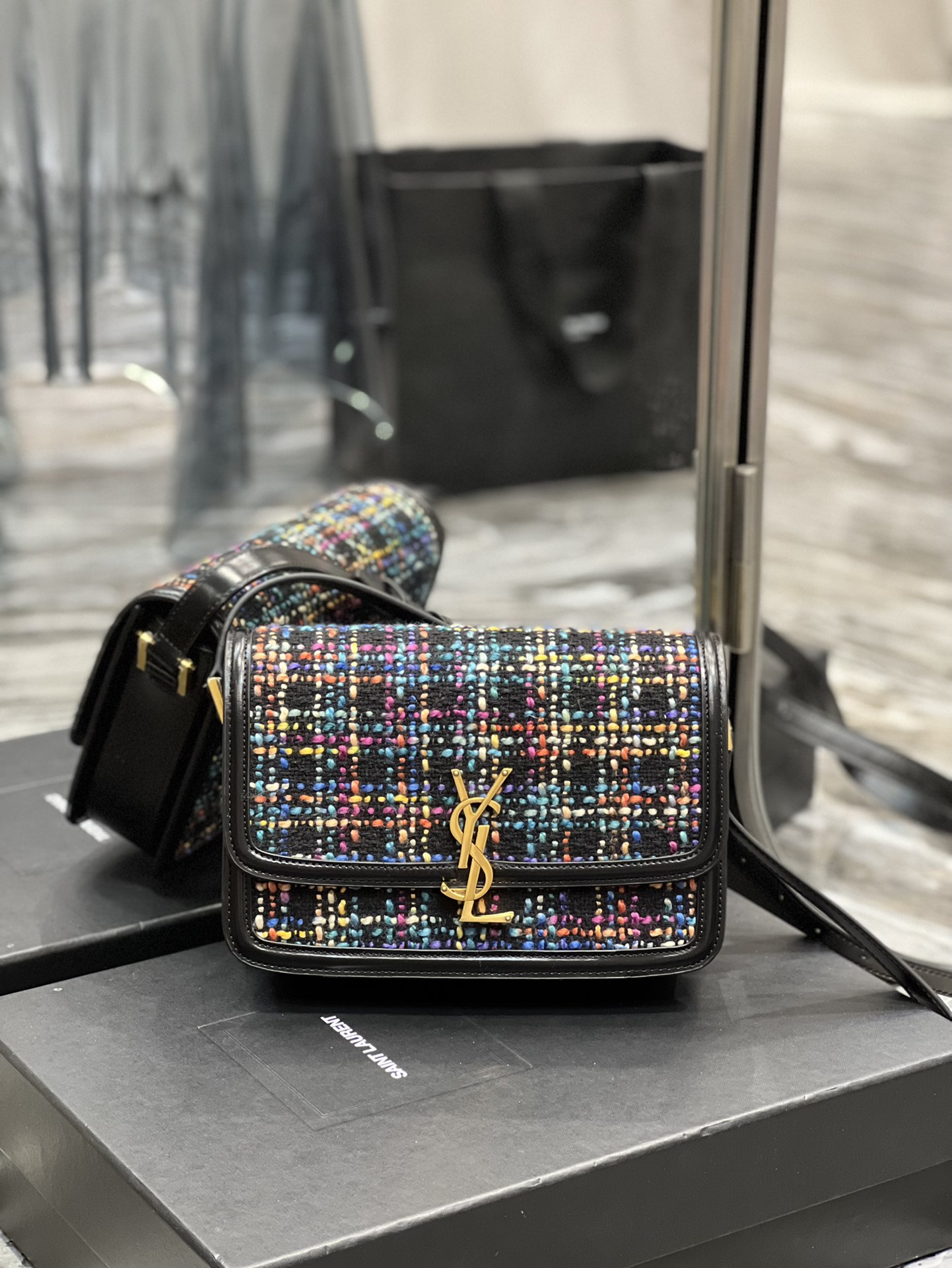 Yves-Saint-Laurent-Medium-Solferino-Box-In-Multicolor-Raffia-23cm-1.jpg