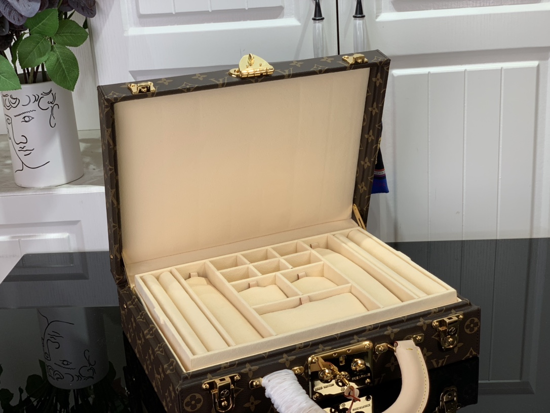 Louis-Vuitton-M20076-Jewelry-Vanity-Coated-Canvas-Apricot_5