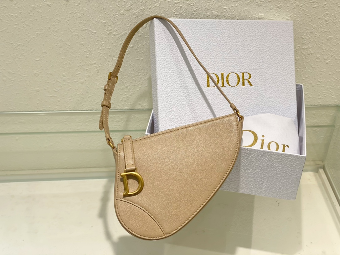 Dior-Saddle-Shoulder-Pouch-Pastel-Yellow-Goatskin.jpg