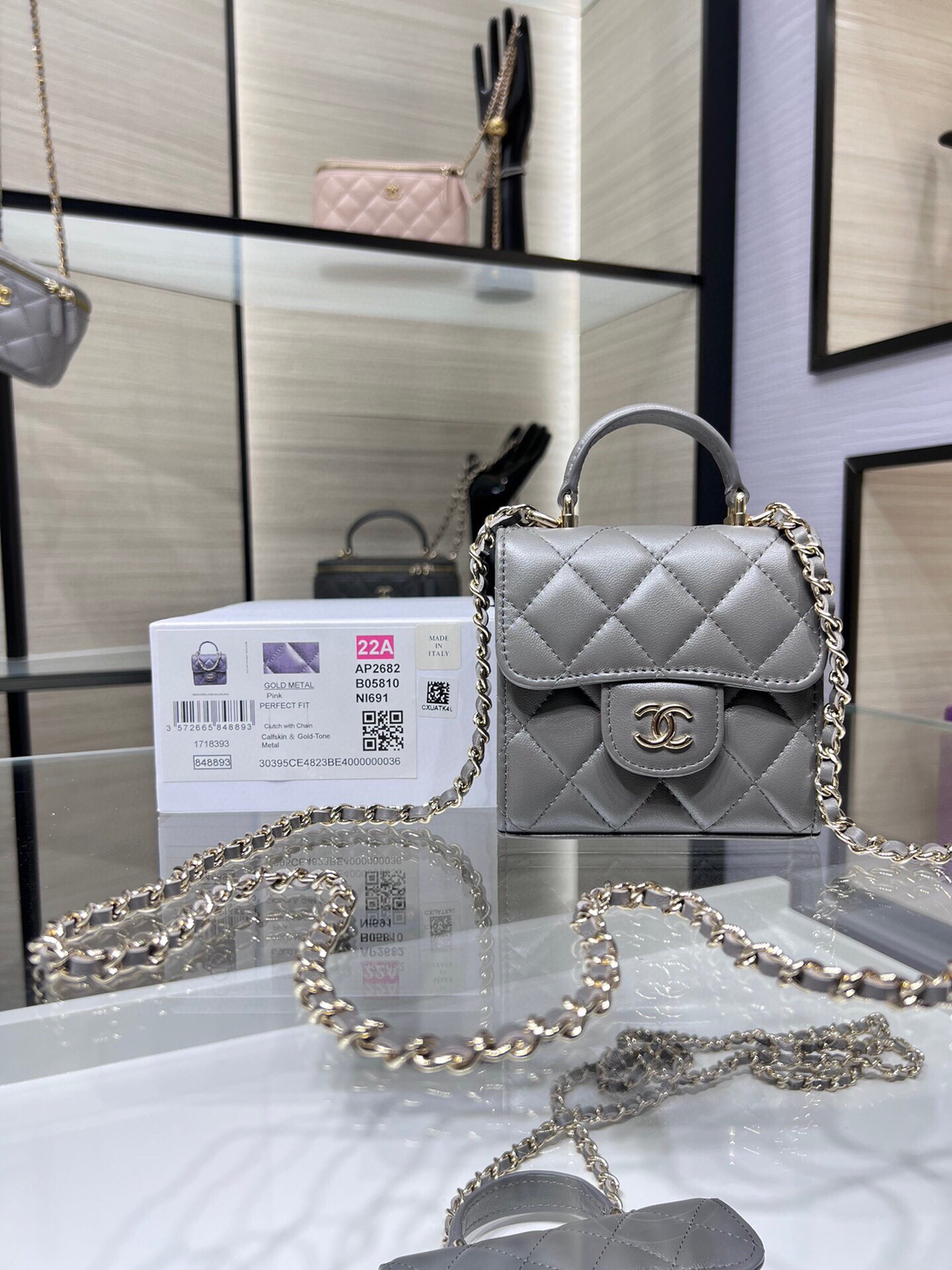 Chanel-AP2682Y-Flap-Vanity-Case-with-Chain-Gary-1.jpg