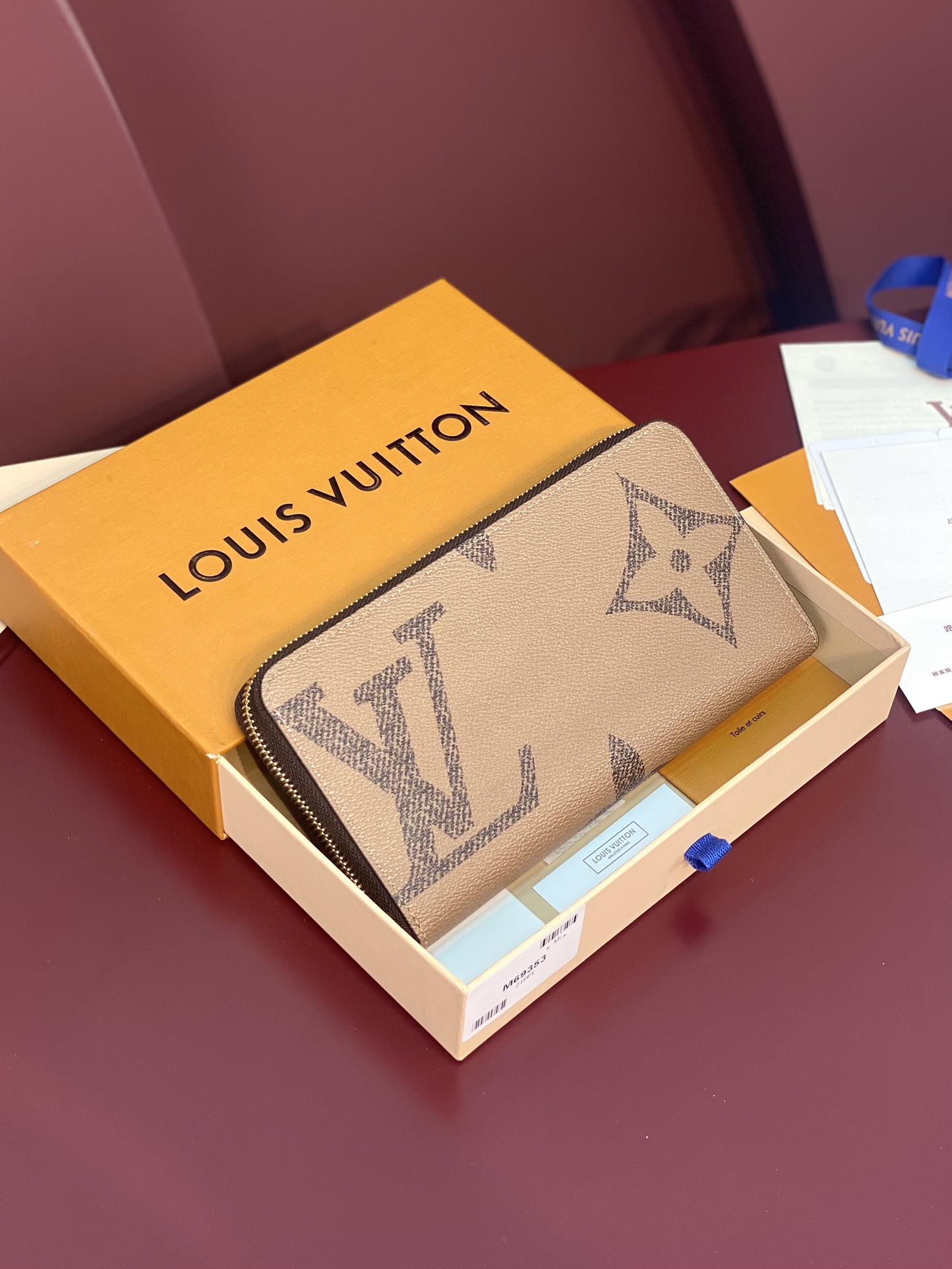 Louis-Vuitton-M69353-Wallet.jpg
