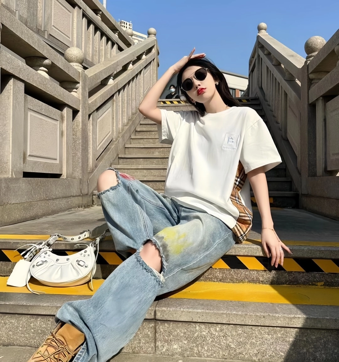 BBry Framed B Logo with Side Check Panel T-Shirt-19