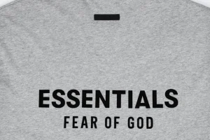 Fear of God Essentials HOLIDAY Silicone Letter Logo Print T-Shirt3.jpeg