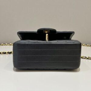 Replica CHANEL Flap V 17cm - near-authentic luxury replica handbag