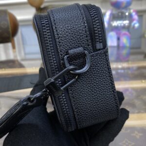 Replica Louis Vuitton Alpha Messenger Black - authentic-look luxury purse replica
