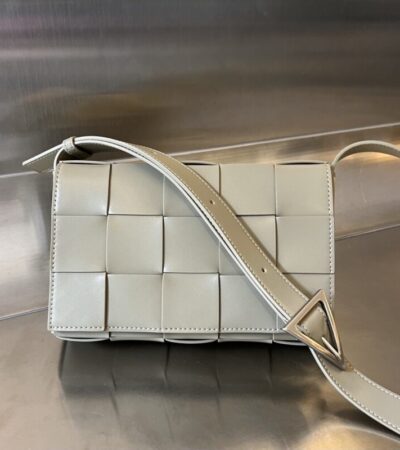 Replica Bottega Veneta Cassette 2.0 Beige - authentic-look luxury purse replica