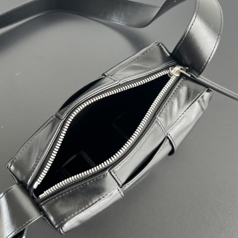 Replica Bottega Veneta Arco Camera Bag - authentic-look luxury purse replica