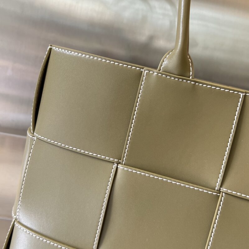 Replica Bottega Veneta Arco Tote - high-quality designer bag clone