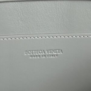 Replica Bottega Veneta Clutch 2.0 - ultra-realistic fake designer tote