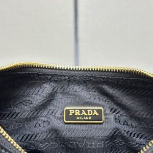 Replica Prada Re-Edition 2002 - high-end fake designer purse
