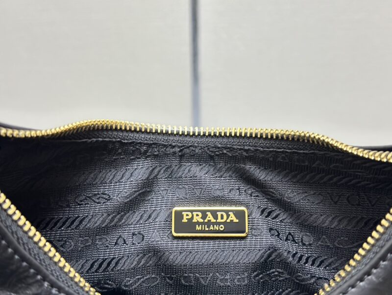 Replica Prada Re-Edition 2002 - high-end fake designer purse