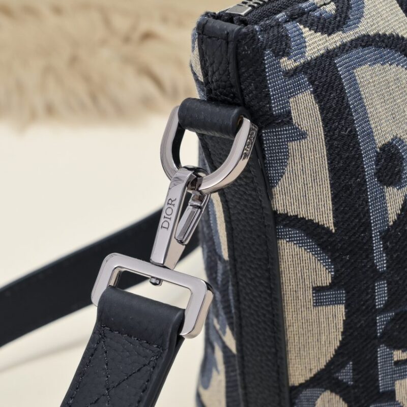 Replica Dior Weekender 25 - high-quality designer bag clone