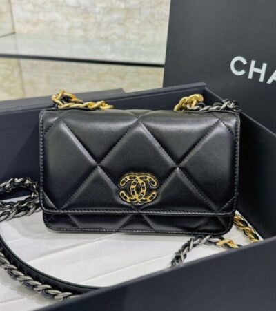 Replica CHANEL 19 Wallet on Chain Black - realistic designer-inspired fake bag