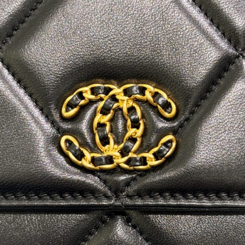 Replica CHANEL 19 Wallet on Chain Black - realistic designer-inspired fake bag