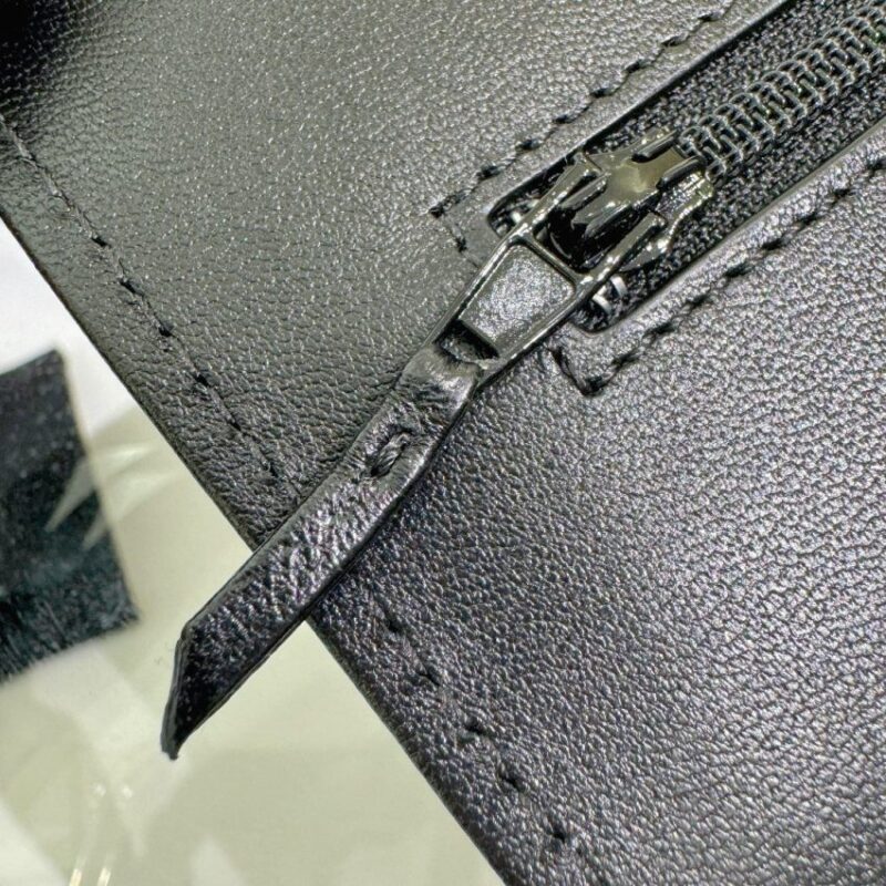 Replica CHANEL 19 Wallet on Chain Black - near-authentic luxury replica handbag