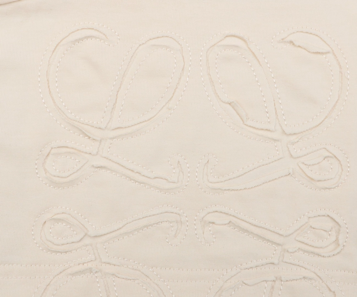 L Sleeve Logo Patch Embroidered T-shirt8.jpeg