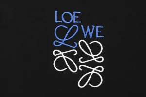 L Color-Contrast Dislocated Logo Embroidered Shirt18.jpeg