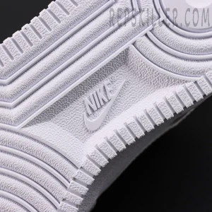 Nike Air Force 1 ’07 ‘Triple White’25