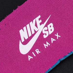 Nike SB x Air Max 95 ‘Cactus Flower’ magenta insole logo close-up with white Nike SB Air Max print.