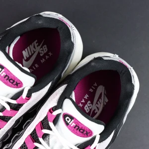 Nike SB x Air Max 95 ‘Cactus Flower’ inner collar view with magenta footbeds and white Nike SB Air Max branding.
