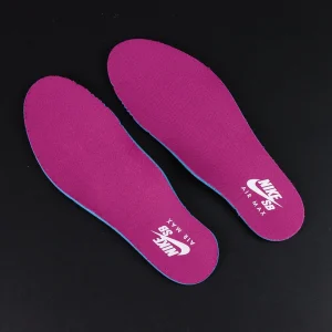 Nike SB x Air Max 95 ‘Cactus Flower’ magenta insoles with white Nike SB Air Max logo, top view.
