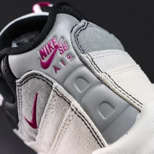 Nike SB x Air Max 95 ‘Cactus Flower’ heel close-up, grey heel overlay with magenta embroidered Nike SB Air logo.