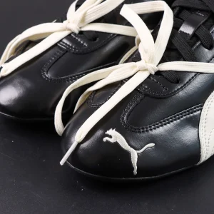 Rosé x Wmns Speedcat Premium ‘Black’ close-up of smooth black leather toe box with embroidered white PUMA cat logo and tied off-white secondary lace.