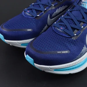 Nike Vomero 18 ‘Blue Void Metallic Silver’ close-up of toe box with navy knit texture and Nike Running print