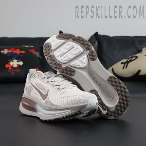 Nike Zoom Vomero 18 ‘Pale Ivory Red Sepia’ outsole display with brown rubber traction and midfoot stability design