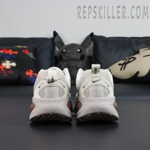 Nike Zoom Vomero 18 ‘Pale Ivory Red Sepia’ rear heel view featuring pull tab and tonal heel cage with mini Swoosh