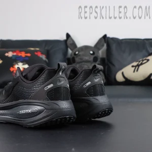 Nike Vomero 18 ‘Triple Black’ heel angle highlighting molded heel support and smooth pull tab structure