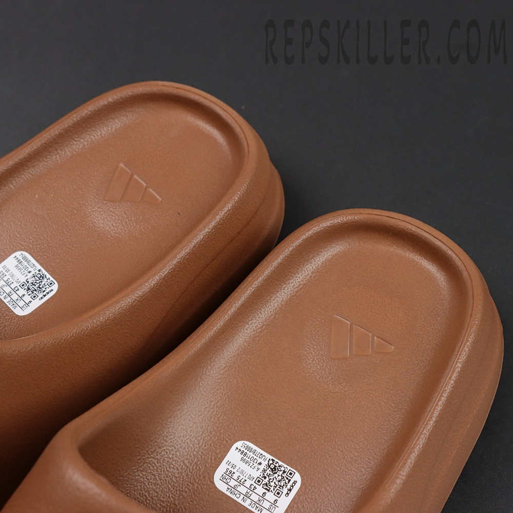 Yeezy Slides ‘Flax’ insole view with embossed Adidas logo