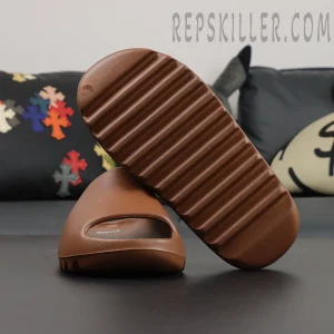 Yeezy Slides ‘Flax’ outsole display with horizontal grooves