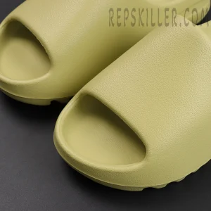 Close-up of Yeezy Slides ‘Resin’ 2022 textured EVA foam toe opening.