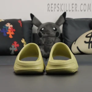 Rear heel view of Yeezy Slides ‘Resin’ 2022 highlighting padded heel curve.