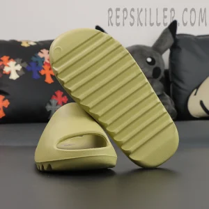 Yeezy Slides ‘Resin’ 2022 displayed with original branded slide box.